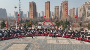 家乡年味:村庄拍2200人全家福照片_刘氏家族
